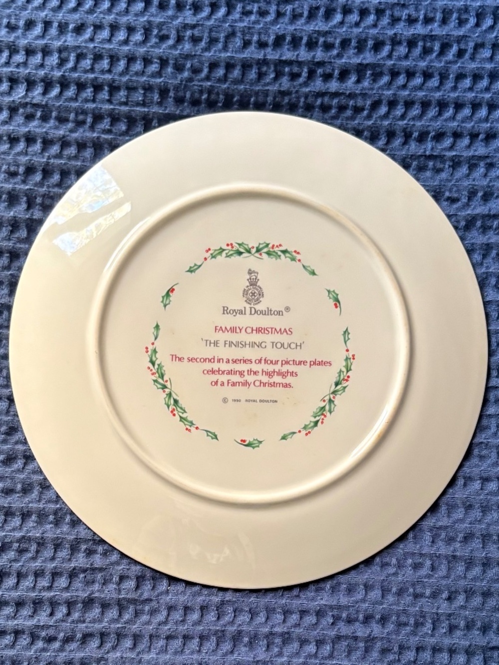 Vintage Collectible Royal Doulton "The Finishing Touch" 1990 Christmas Plate - Picture 3 of 5